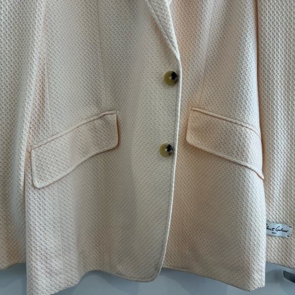 Elegant Cream Blazer - Picture 6 of 11